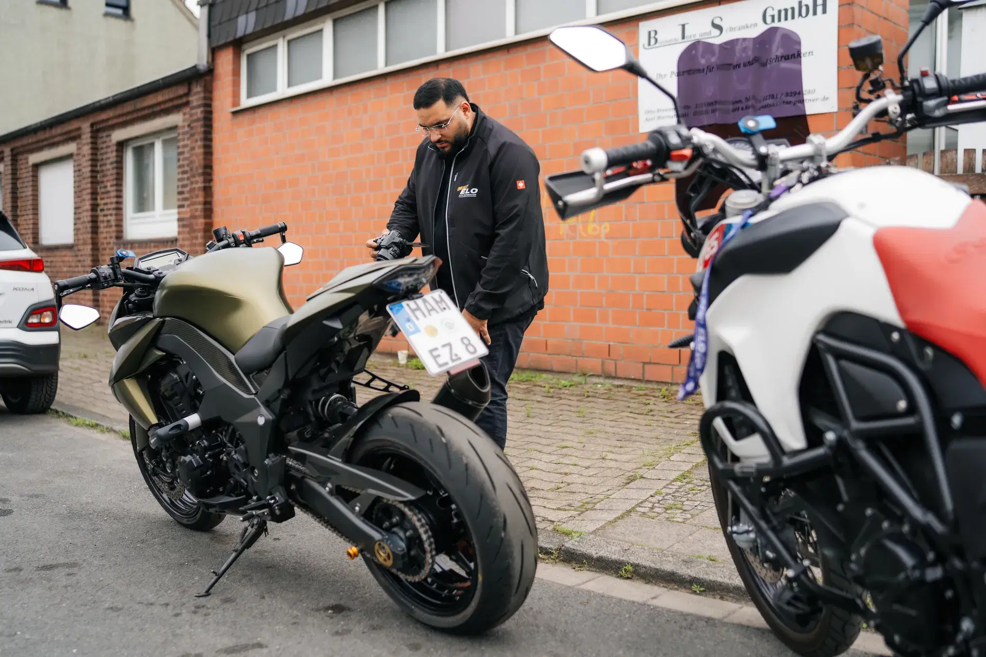 KFZ Sachverständiger bei der Arbeit